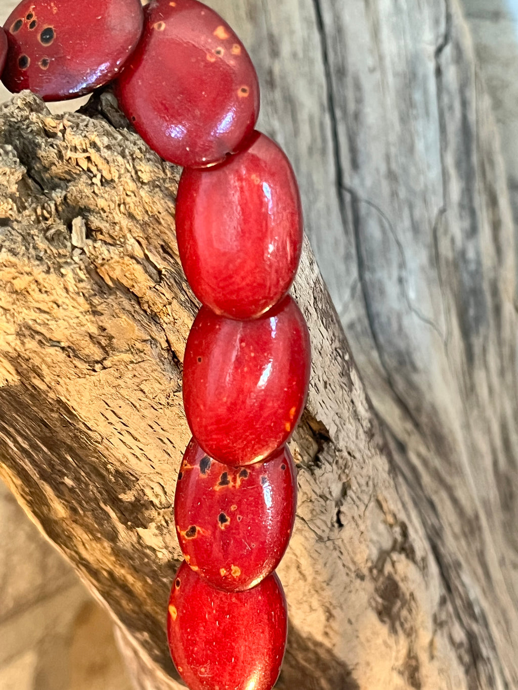 Gros plan Collier Plastron Vintage en Bois Rouge Carmin | Bijou Artisanal Bohème