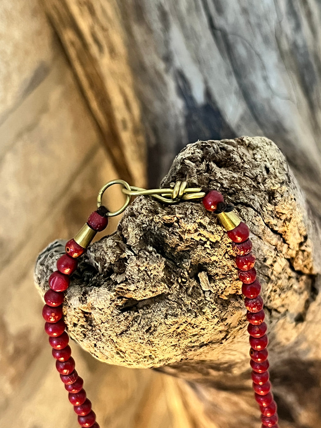 Gros plan Fermoir Collier Plastron Vintage en Bois Rouge Carmin | Bijou Artisanal Bohème