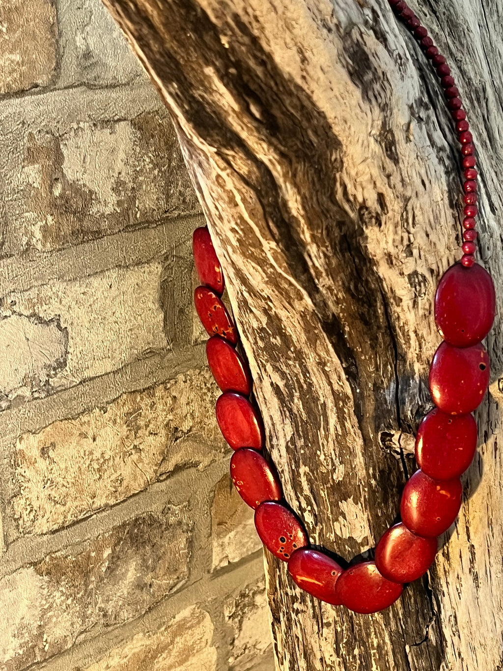 Collier Plastron Vintage en Bois Rouge Carmin | Bijou Artisanal Bohème