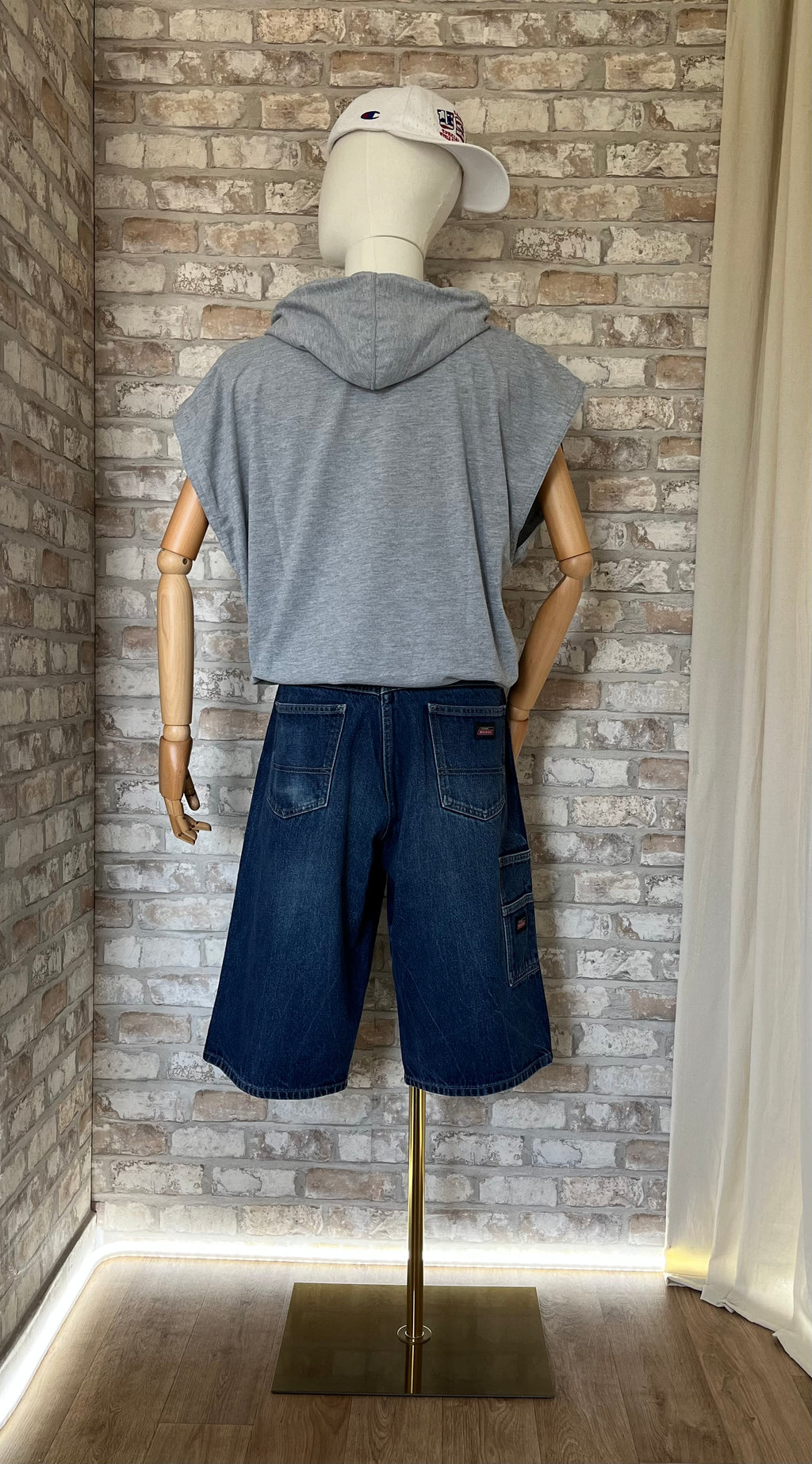Débardeur Gris Chiné Reebok Basket-Ball Vintage 90s de dos sur mannequin avec un Bermuda Dickies Jean Faded Navy  Mexique Vintage 90s-00s et une casquette Champion Vintage 