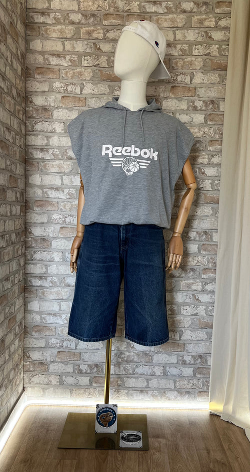 Débardeur Gris Chiné Reebok Basket-Ball Vintage 90s de face sur mannequin avec un Bermuda Dickies Jean Faded Navy  Mexique Vintage 90s-00s , une casquette Champion Vintage et au sol des Patchs La Barbuda