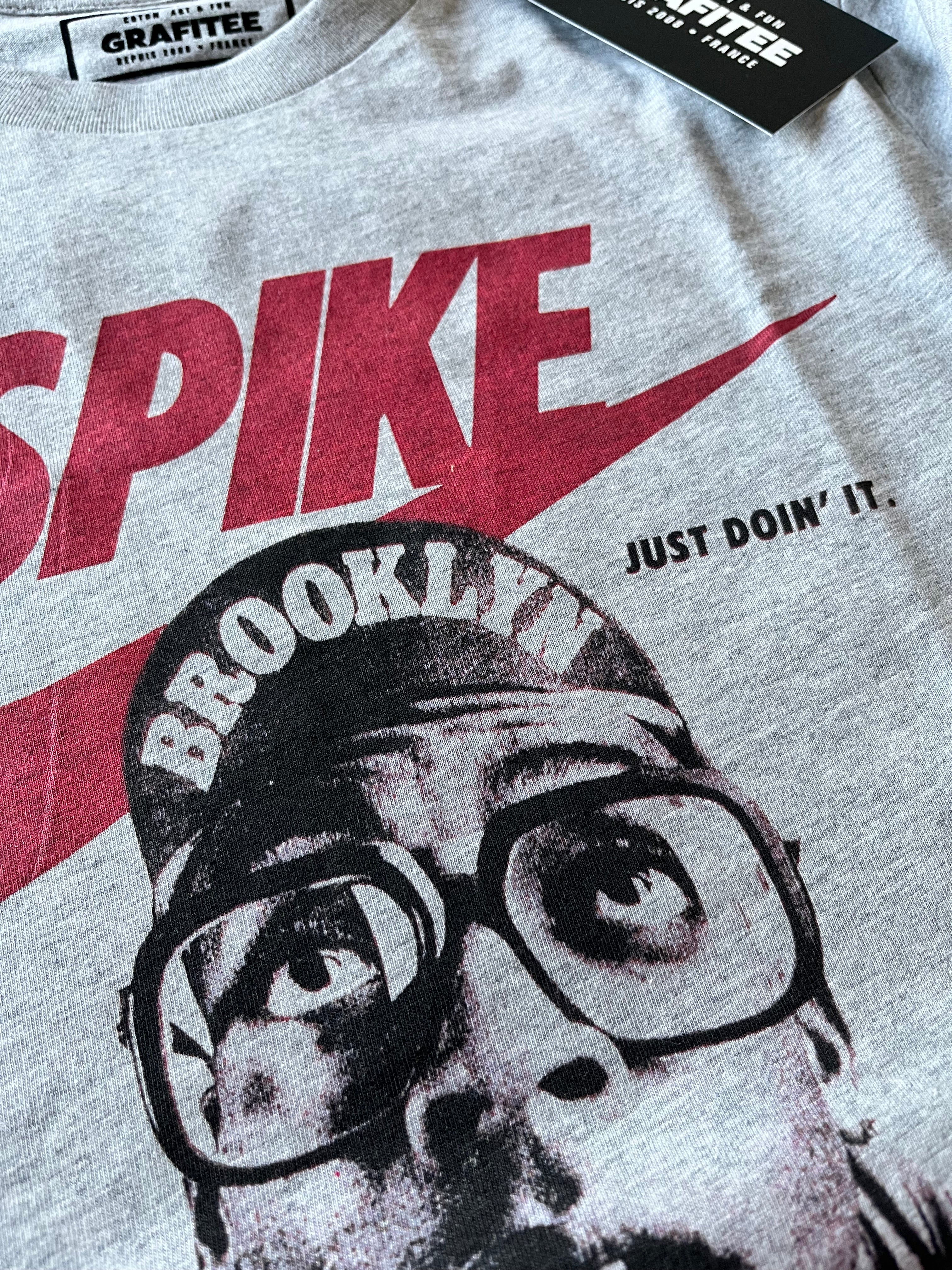 Gros plan Tshirt Grafitee Spike Lee humour logo Nike détourné