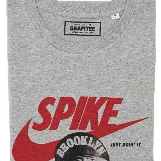 Gros plan Tshirt Grafitee Spike Lee humour logo Nike détourné