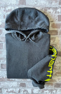 Sweat à capuche vintage Carhartt K288 gris anthracite Carbon Heather avec écusson cousu sur la poche kangourou avant, présenté à plat, plié