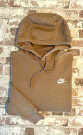 Sweat à capuche Nike Club Fleece couleur beige sable clair avec logo Futura brodé sur la poitrine, présenté plié à plat, plié