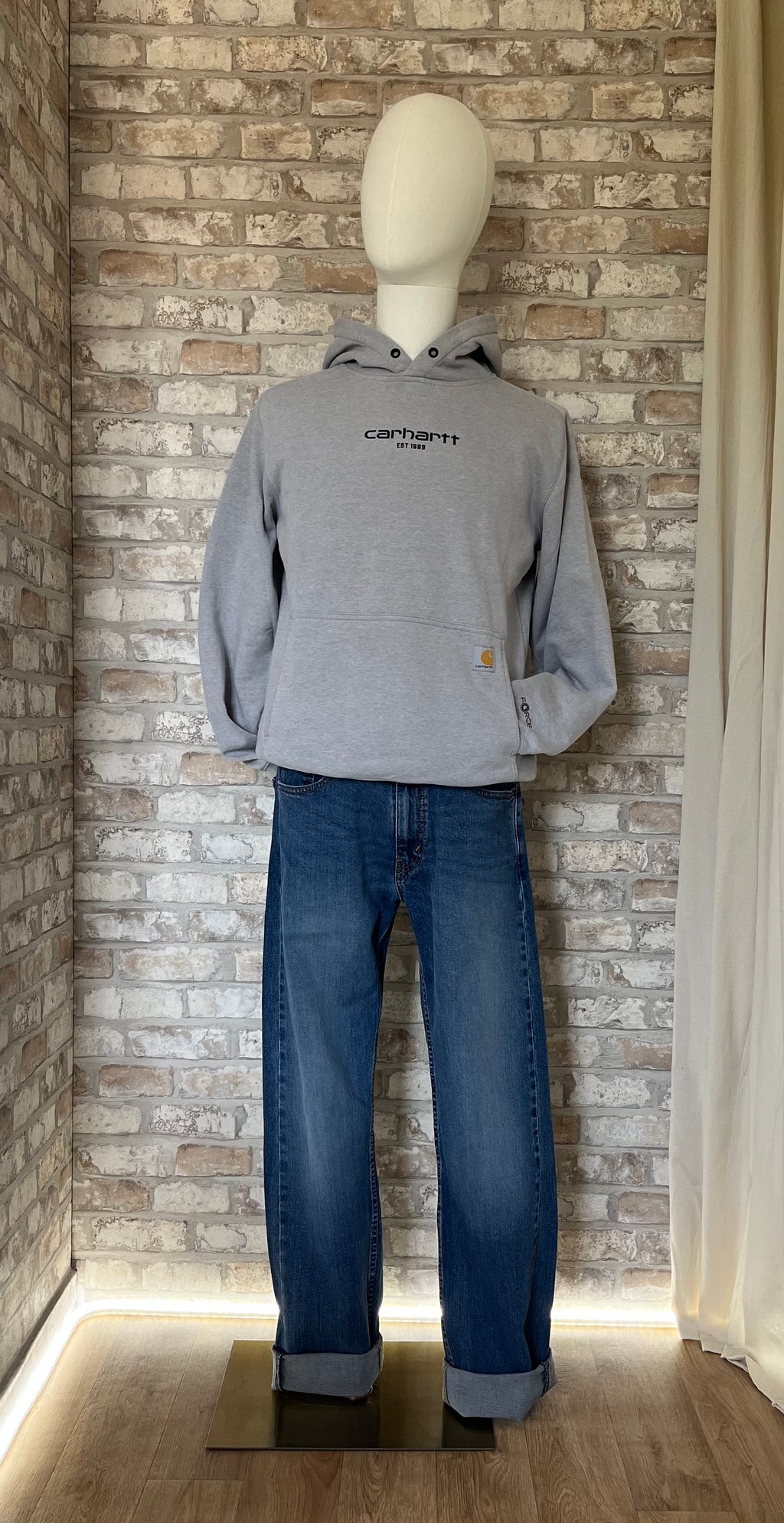 Hoodie Carhartt Distressed et Jean Levi's 505 Regular Fit Bleu Medium Stonewash - W32 L34 sur un mannequin de face