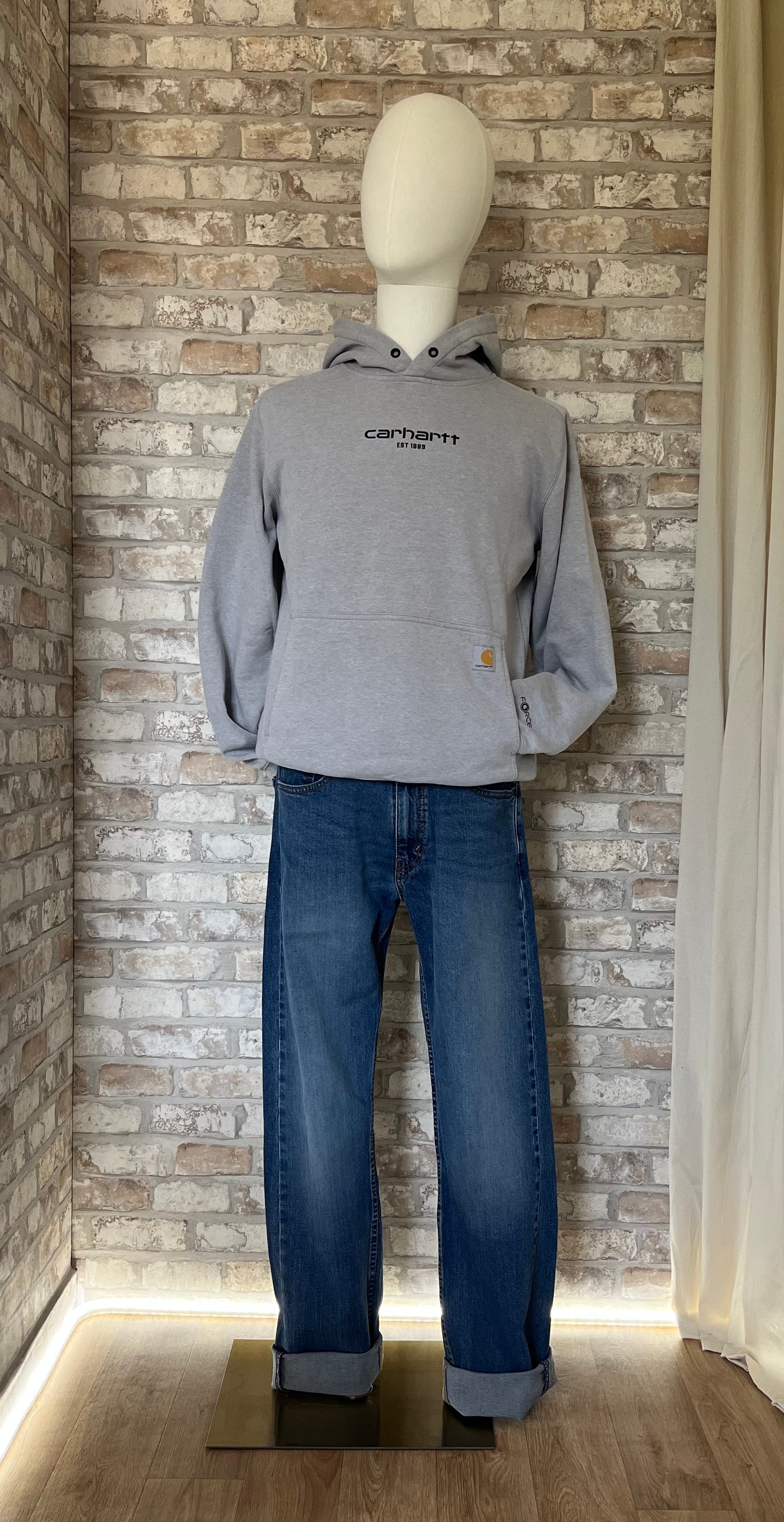 Hoodie Carhartt Distressed et Jean Levi's 505 Regular Fit Bleu Medium Stonewash - W32 L34 sur un mannequin de face