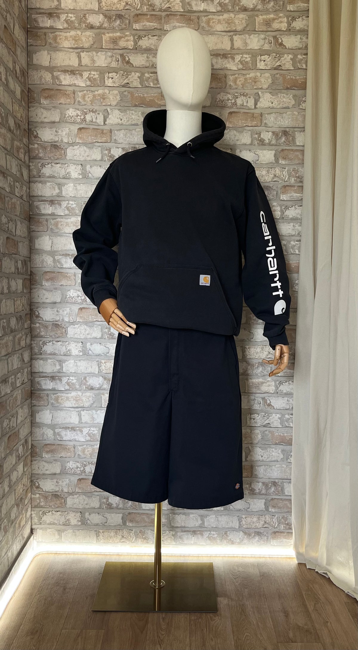 Hoodie Carhartt K288 Noir collection Fall-Winter avec un bermuda Dickies 13" sur un mannequin de face