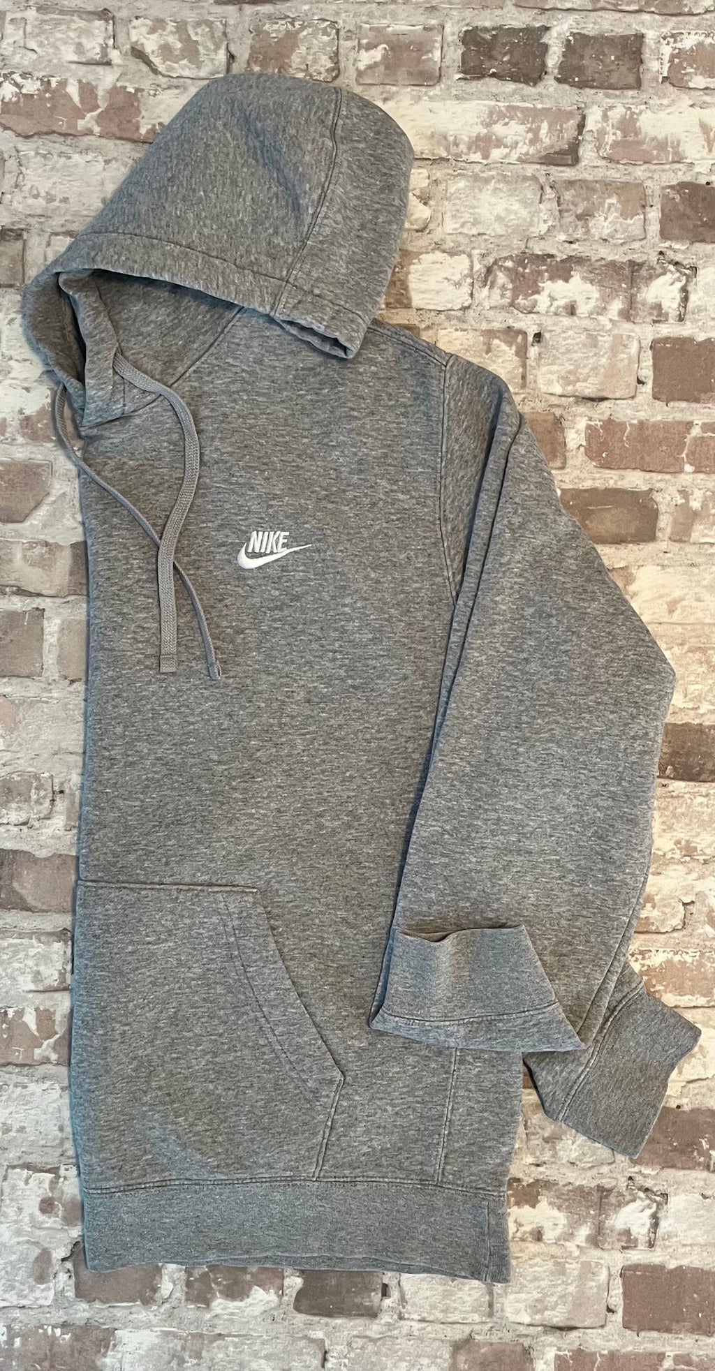Sweat à capuche vintage Nike gris chiné Heather Grey avec logo Futura brodé en blanc sur la poitrine, présenté à plat, de profil