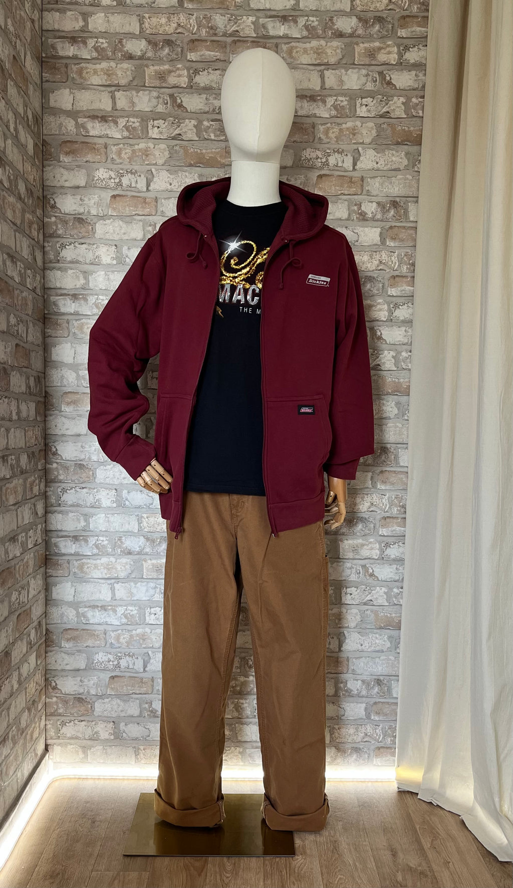 Hoodie Zippé Dickies coloris Bordeaux - Maroon collection Fall-Winter avec un pantalon Carhartt et un T-Shirt Hanes Love Machine The Musical 2010 Nathan Alson ,USA , sur mannequin de face