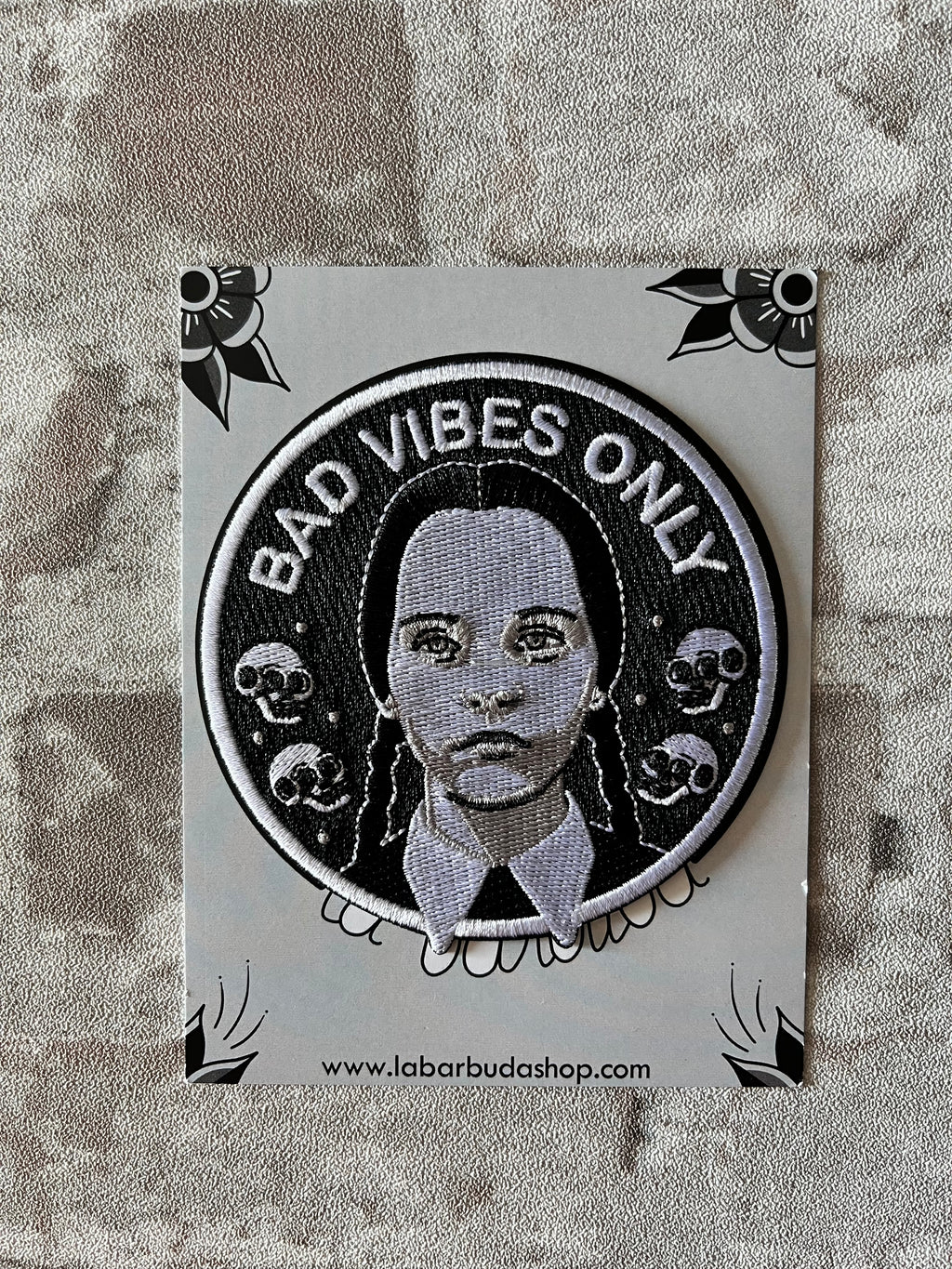 Patch Thermocollant "Bad Vibes Only - Wednesday Addams" | La Barbuda - Produit Neuf