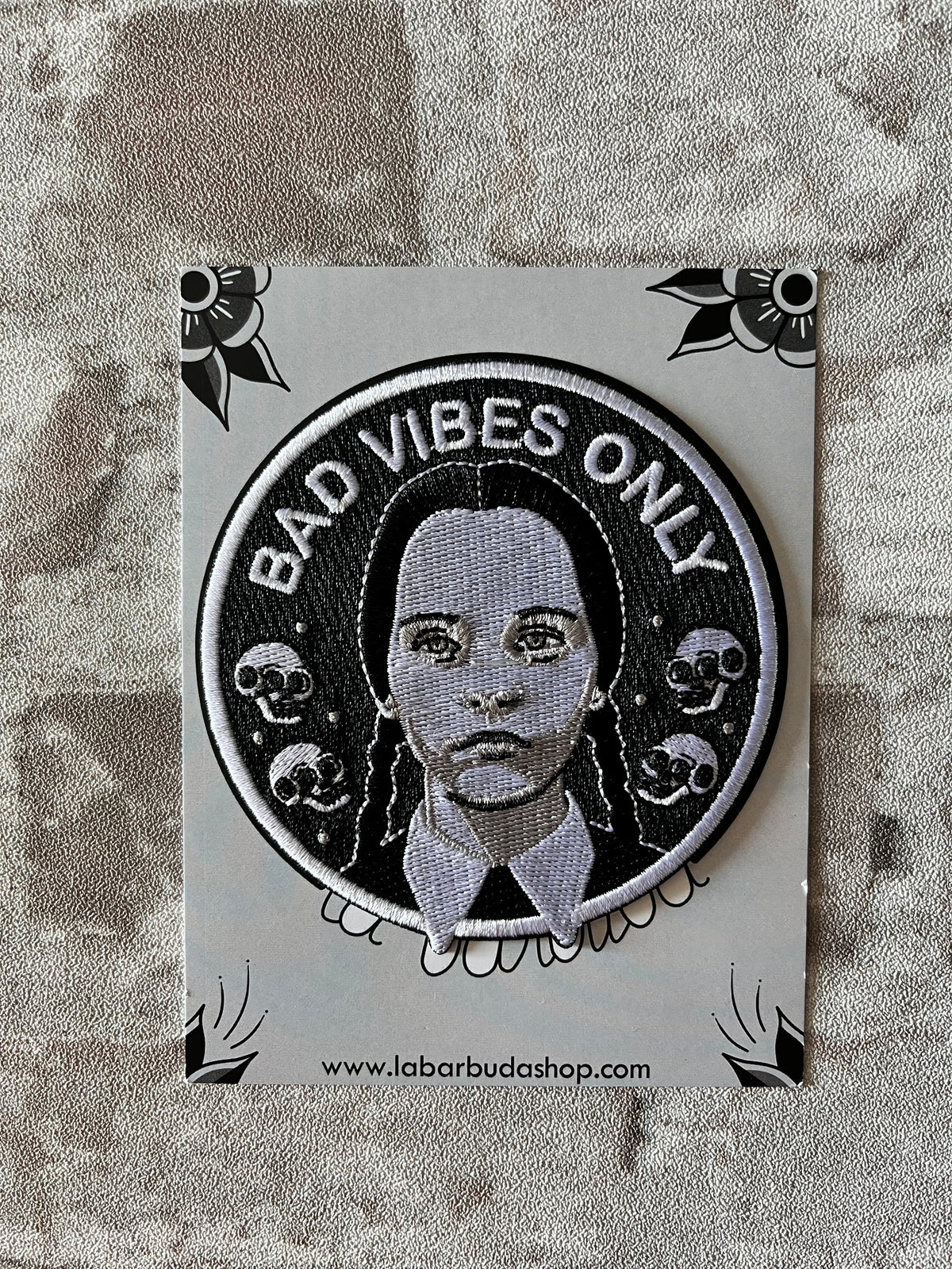 Patch Thermocollant "Bad Vibes Only - Wednesday Addams" | La Barbuda - Produit Neuf
