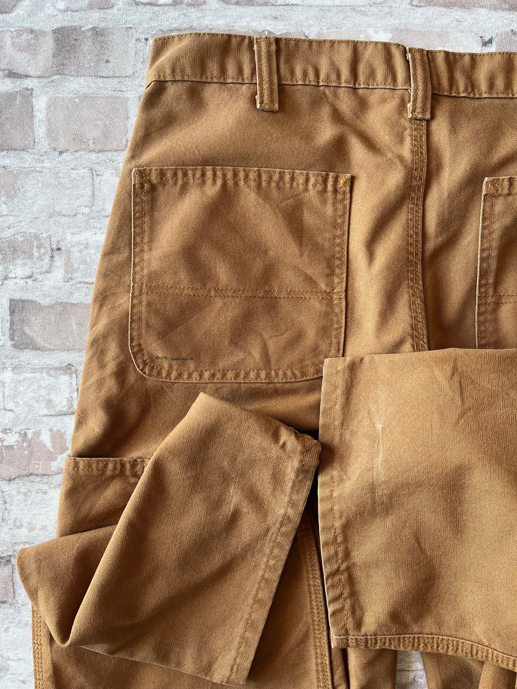 Pantalon de travail marron camel Carhartt Rental Edition en toile polycoton, présenté à plat de dos 
