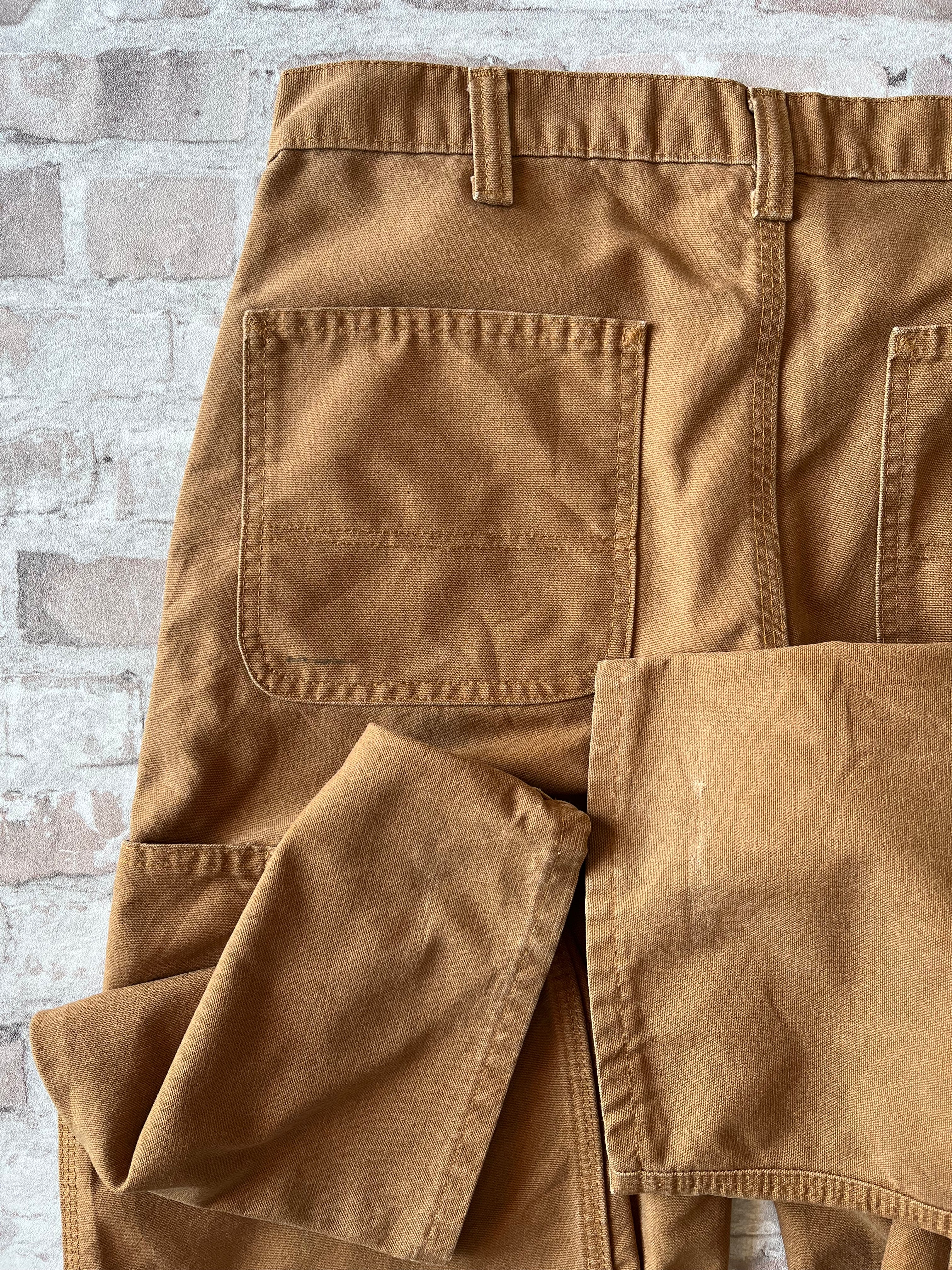 Pantalon de travail marron camel Carhartt Rental Edition en toile polycoton, présenté à plat de dos 