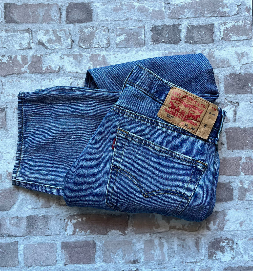 Jean Levi's 501 Original | Coupe Droite | Bleu Medium Stonewash - W30 L32 / plié / jacron