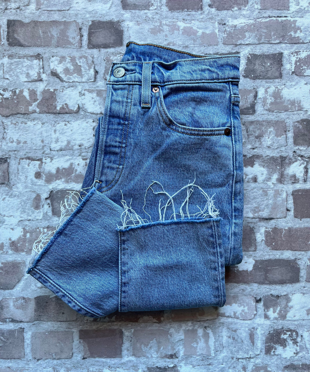 Jean Levi's 501 Original | Coupe Skinny Premium | Bleu Lightwash & Raw Hem - W25 L30 / détails ourlets