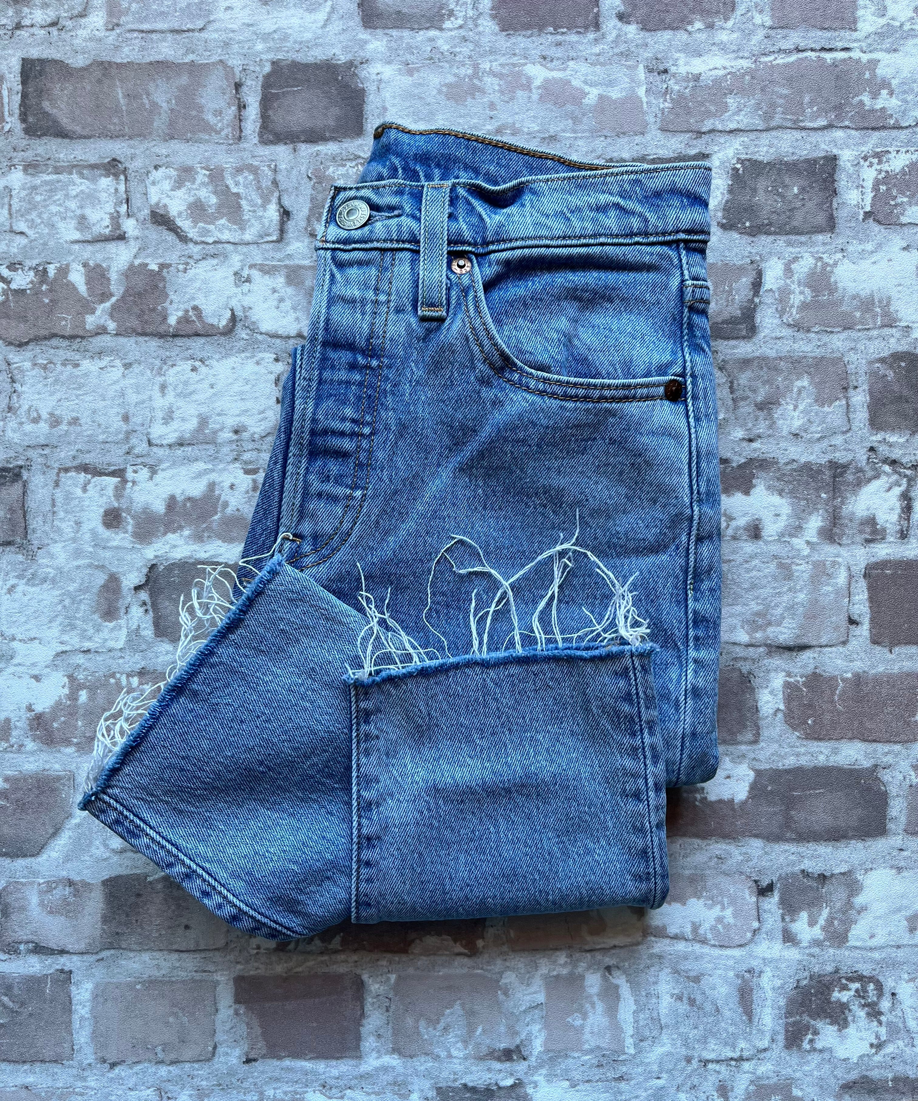Jean Levi's 501 Original | Coupe Skinny Premium | Bleu Lightwash & Raw Hem - W25 L30 / détails ourlets