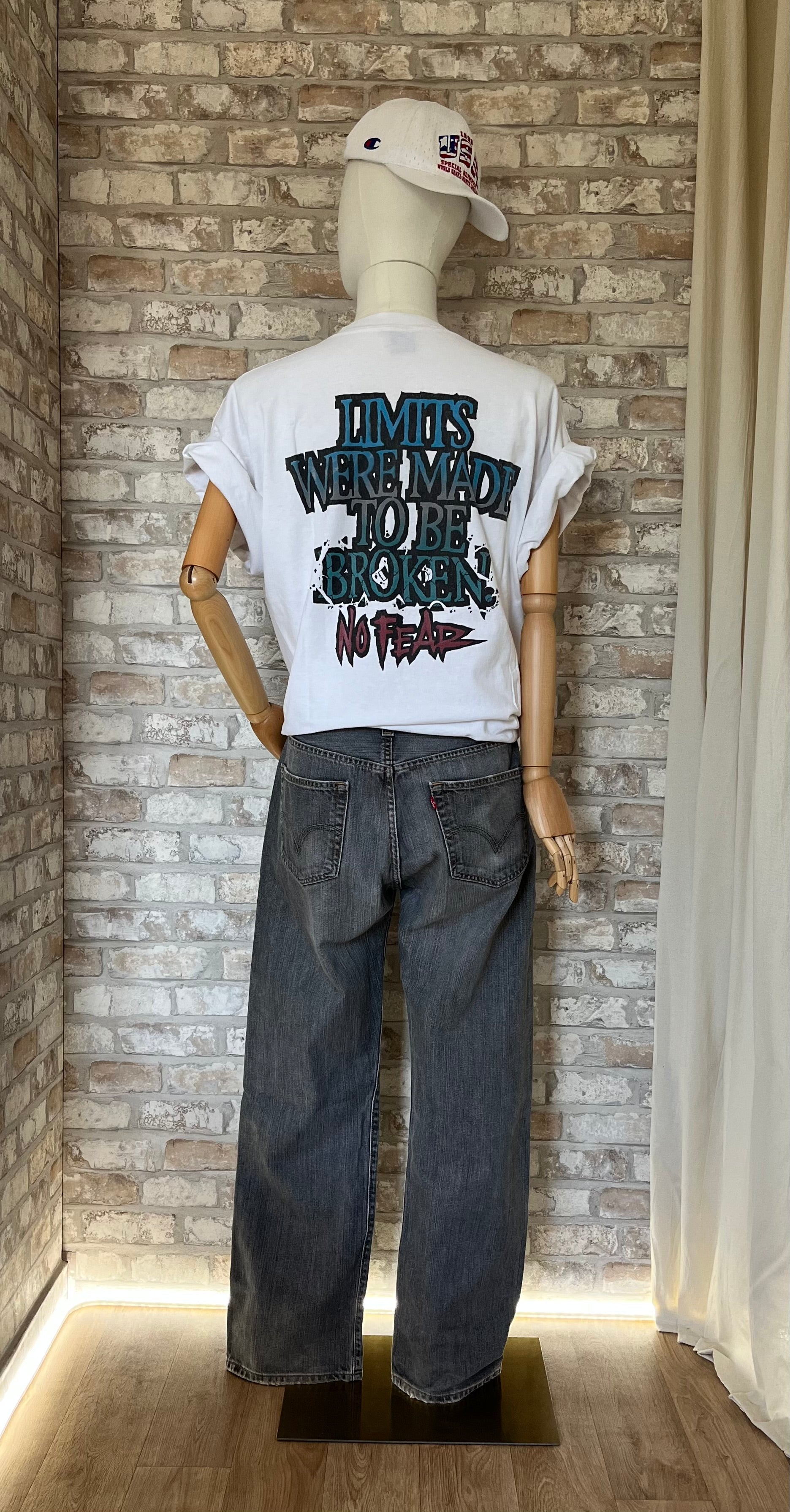 Jean Levi's 501 Original Vintage Coupe Droite Gris Mist - W36 L30 de dos sur mannequin avec tshirt rock et casquette Vintage Champion