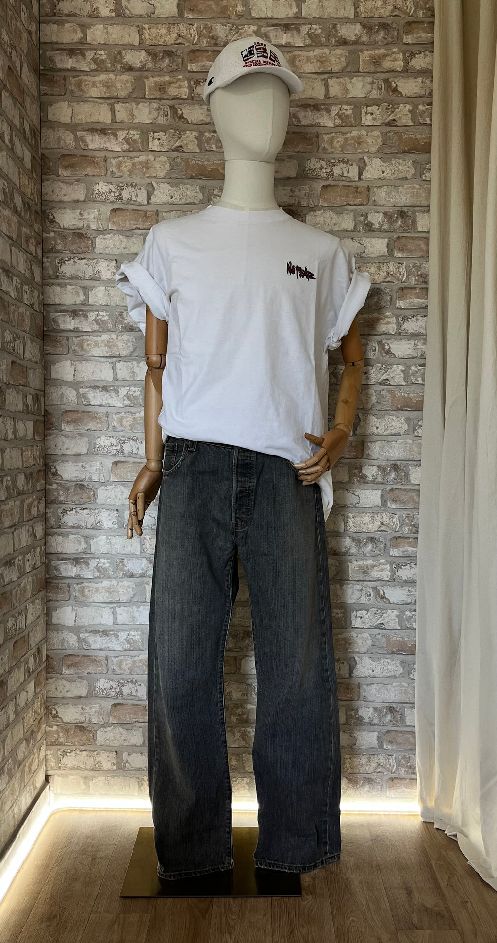 Jean Levi's 501 Original Vintage Coupe Droite Gris Mist - W36 L30 de face sur mannequin avec tshirt rock et casquette Vintage Champion