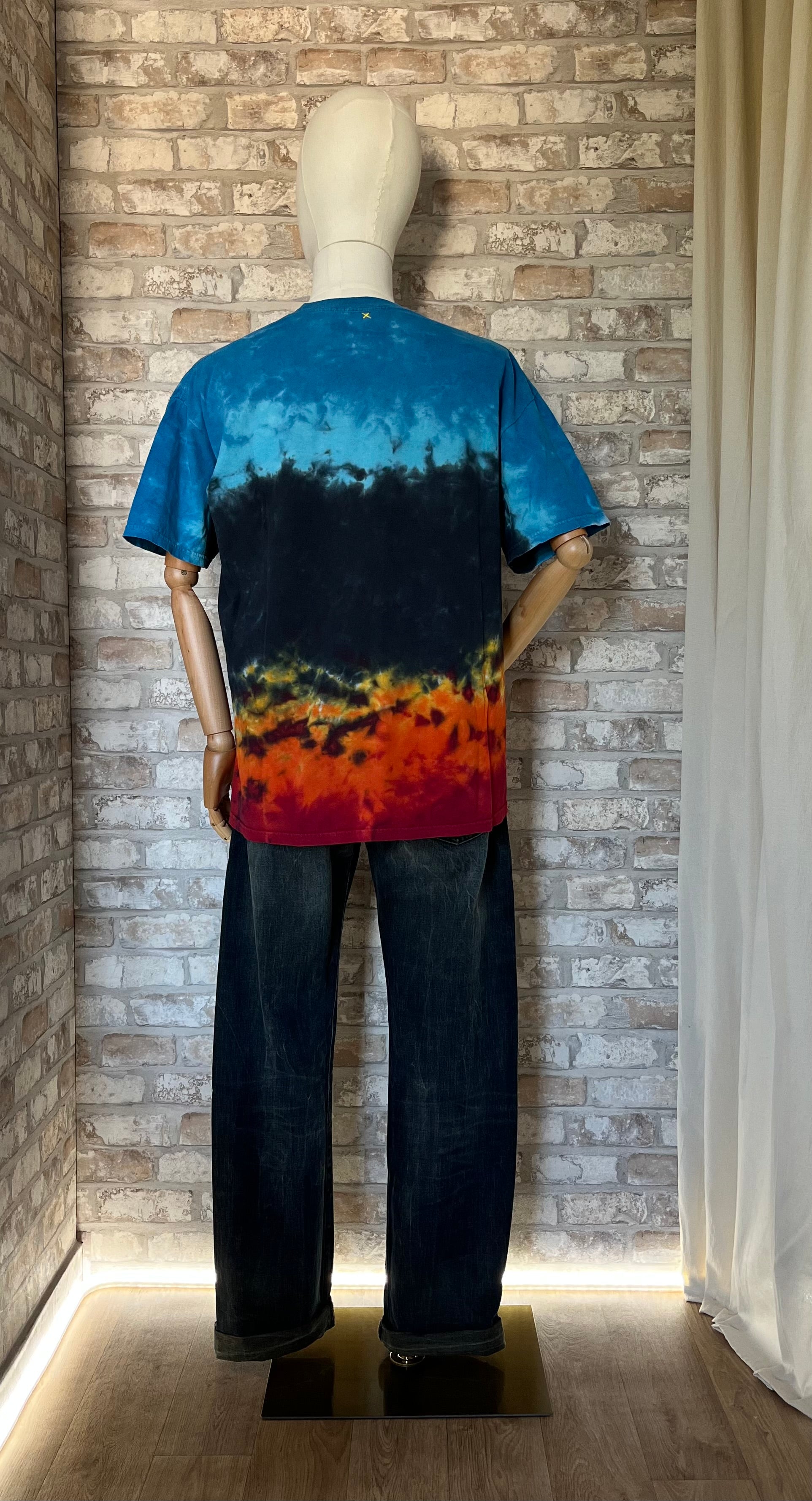 Jean Levi's 501 Original Vintage Coupe Droite Gris Washed Black - W32 L32 porté sur mannequin avec un Rock-Tee vintage Pink Floyd Liquid Blue, de dos