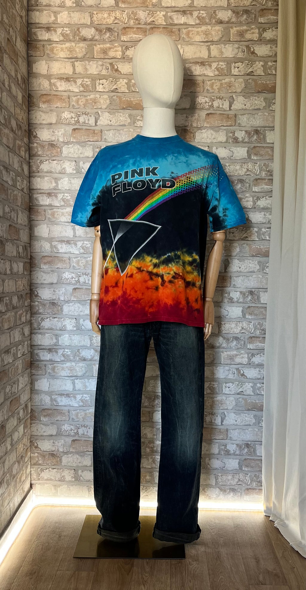 Jean Levi's 501 Original Vintage Coupe Droite Gris Washed Black - W32 L32 porté sur mannequin avec un Rock-Tee vintage Pink Floyd Liquid Blue, de face 