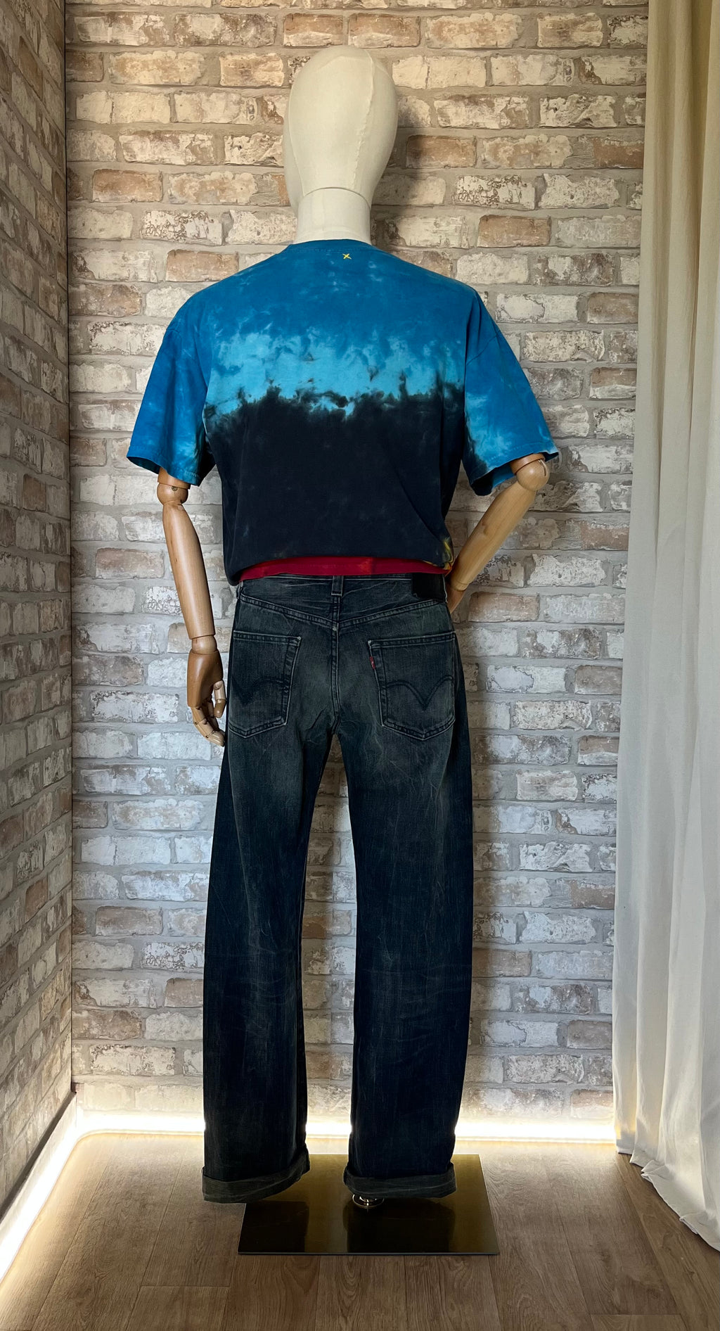 Jean Levi's 501 Original Vintage Coupe Droite Gris Washed Black - W32 L32 porté sur mannequin avec un Rock-Tee Pink Floyd Liquid Blue relevé, de dos