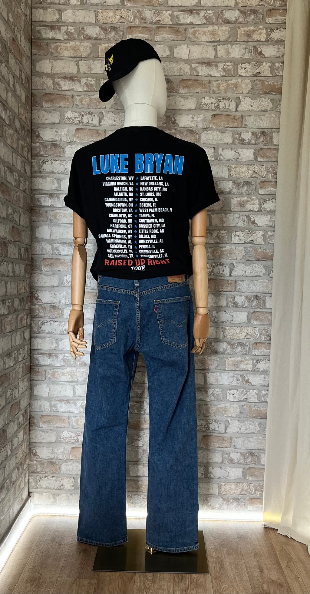Jean Levi's 505  Regular Fit Bleu Medium Stonewash - W34 L30 sur mannequin de dos avec country tour tee et une casquette Goldorak de chez Grafitee 