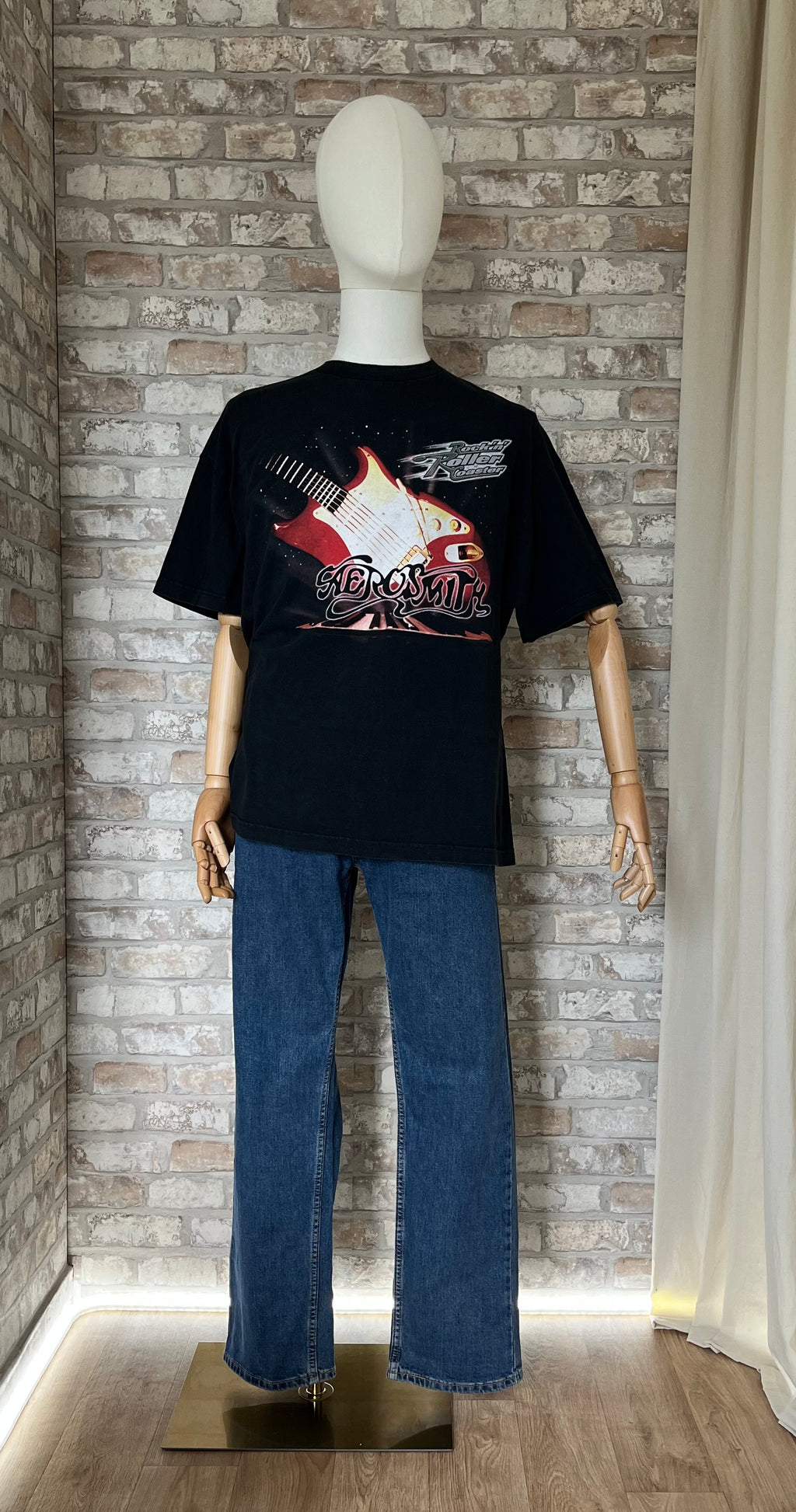 Jean Levi's 505  Regular Fit Bleu Medium Stonewash - W34 L30 sur mannequin avec rock tee, de face