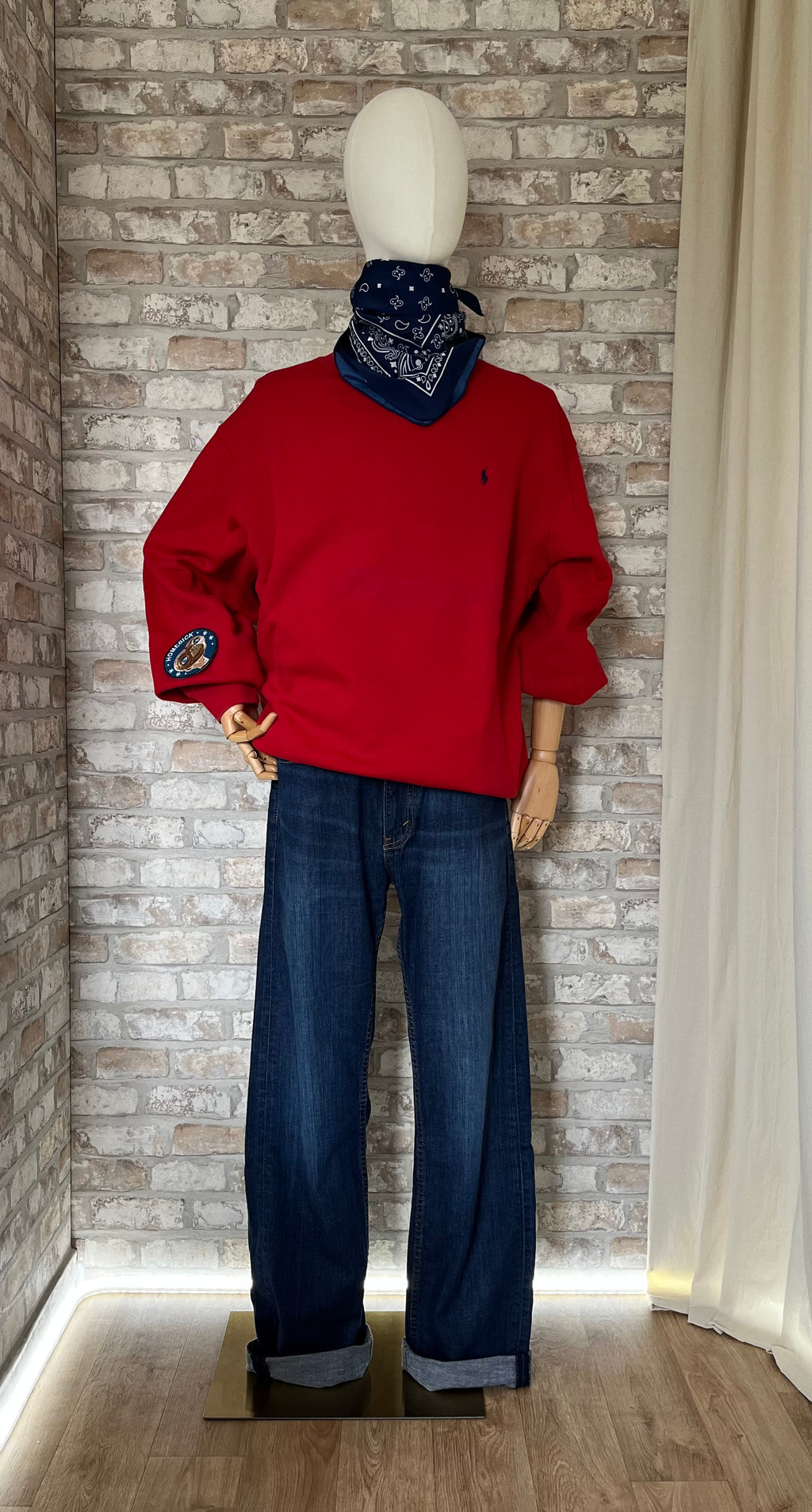 Jean Levi's 505, Regular Fit, Dark Wash - W33 L34 avec ourlets, avec un Sweat-Shirt Polo by Ralph Lauren et un Patch La Barbuda fixé temporairement sur la manche , sur un mannequin de face ,portant aussi un Bandana Vintage