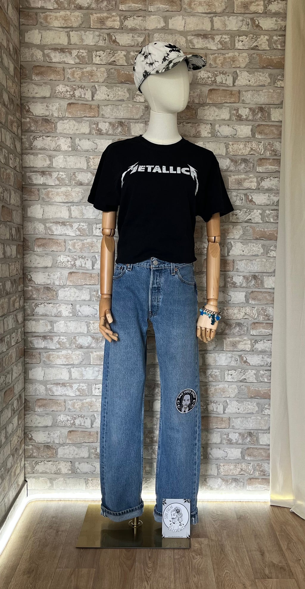 Casquette Adidas Originals tie-dye portée avec un t-shirt Metallica, un jean Levi's 501 vintage, un patch La Barbuda et un bracelet Bearbrick import Japon (Japan Expo Paris) 