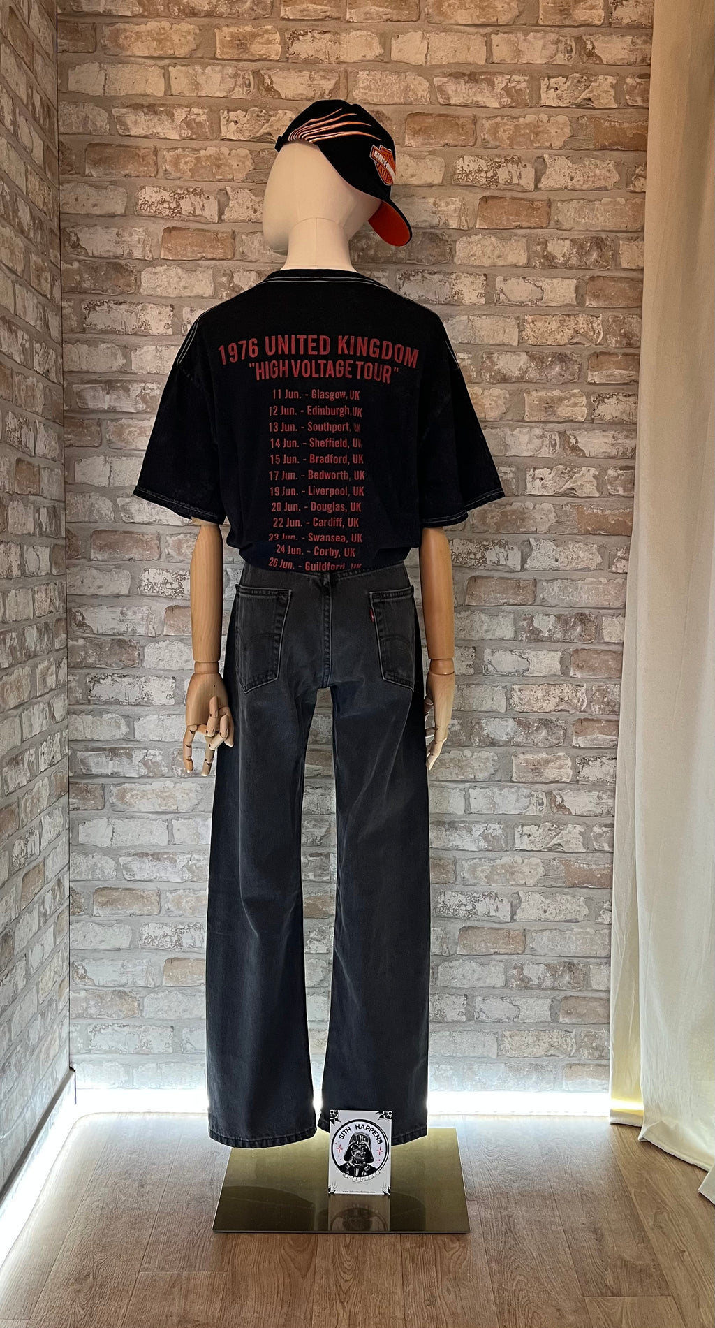Levis 505 / Rock Tee Tour AC/DC / Casquette Harley Davidson - Patch La Barbuda Sith Happens /  dos