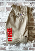 Pantalon cargo de travail Dickies beige khaki avec poches latérales à soufflets et pli central permanent, présenté plié à plat avec étiquette