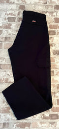 Pantalon cargo Dickies droit noir avec poches latérales à rabats velcro et pli permanent, présenté plié à plat.