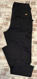 Pantalon cargo technique noir Dickies avec poches utilitaires à rabat et renforts aux genoux, présenté à plat 
