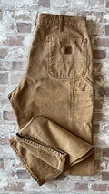 Pantalon de travail marron camel Carhartt B11 Carpenter en toile Duck Canvas lourde, présenté à plat , de dos
