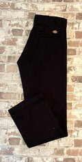 Pantalon de travail Dickies 874 Original Fit noir rigide à pli permanent, présenté plié à plat.