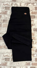 Pantalon de travail vintage Dickies 874 Original Fit couleur noir délavé anthracite avec patch tissé Ox Collar à l'arrière, présenté plié à plat.