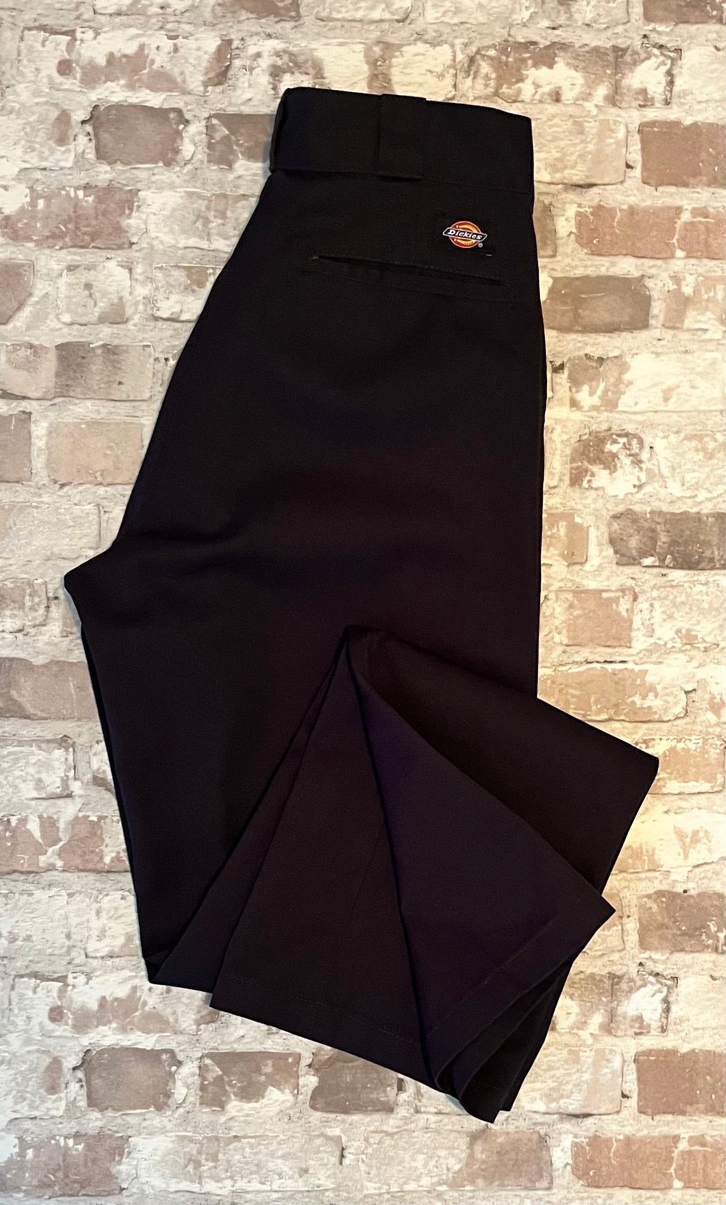 Pantalon chino de travail vintage Dickies 874 noir profond avec son pli central permanent, présenté à plat.