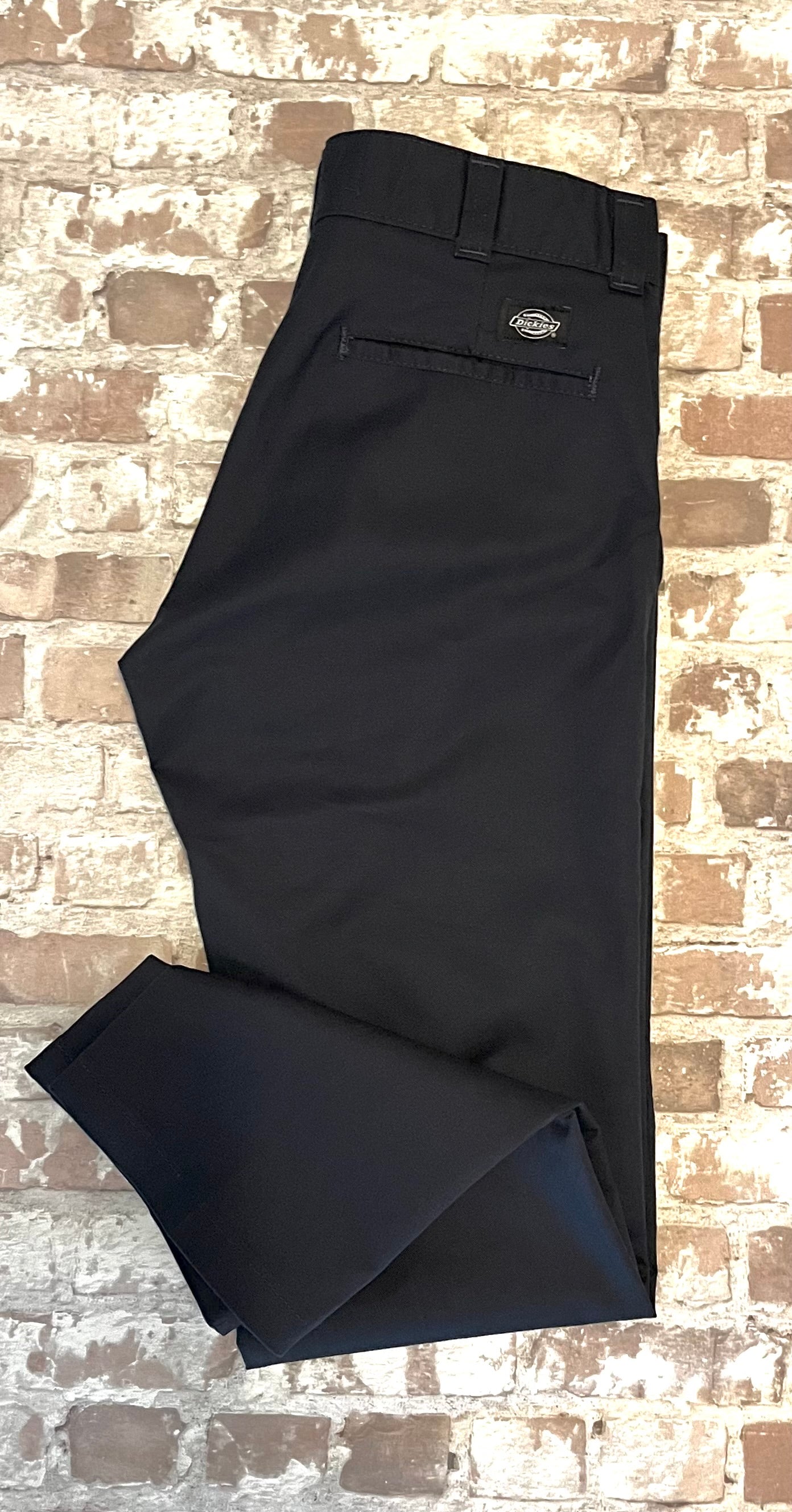 Pantalon coupe slim bleu nuit Dickies Flex avec pli central permanent, présenté à plat 