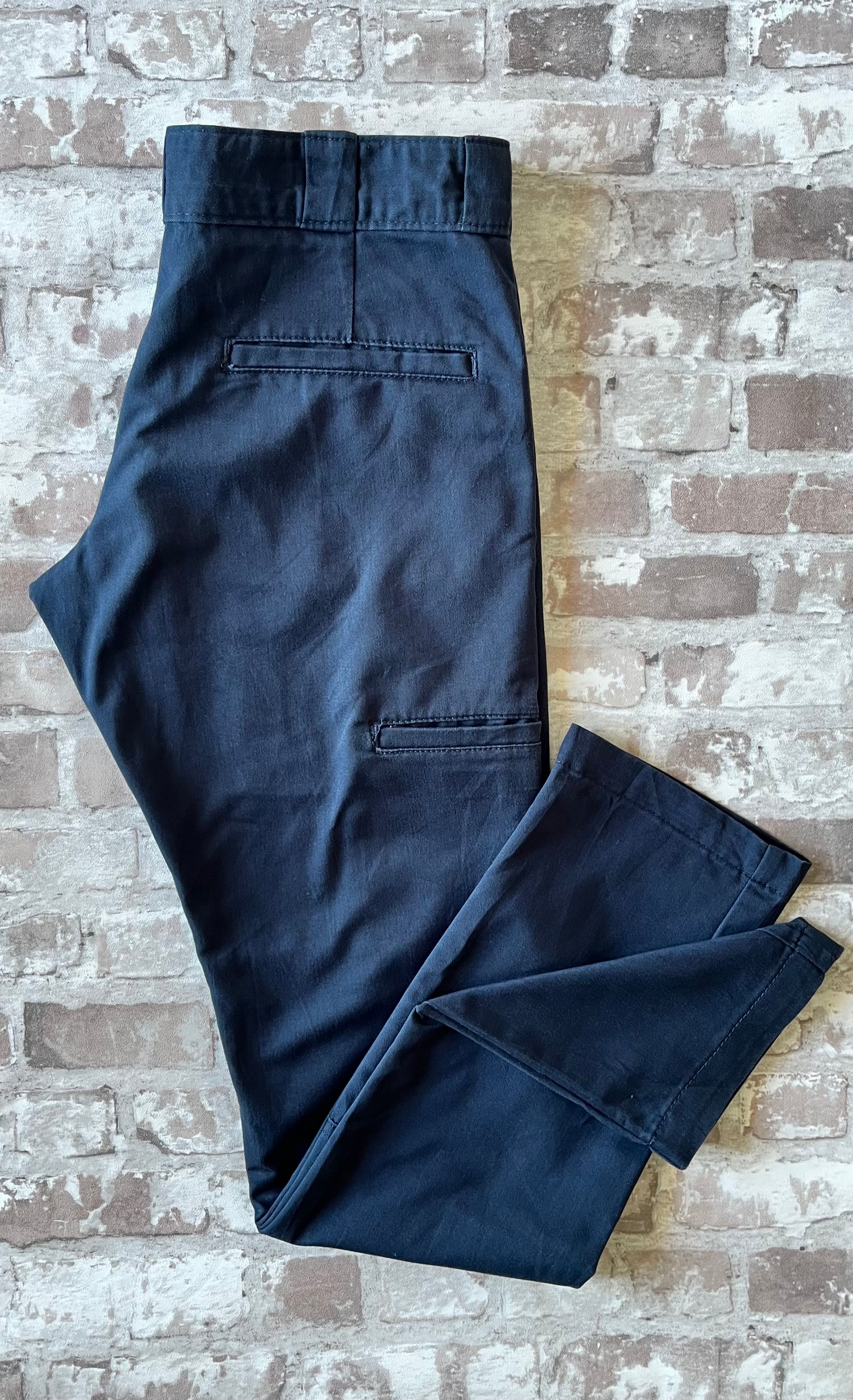 Pantalon Dickies Skinny Straight bleu royal avec empiècements de renfort Double knee aux genoux, présenté à plat.