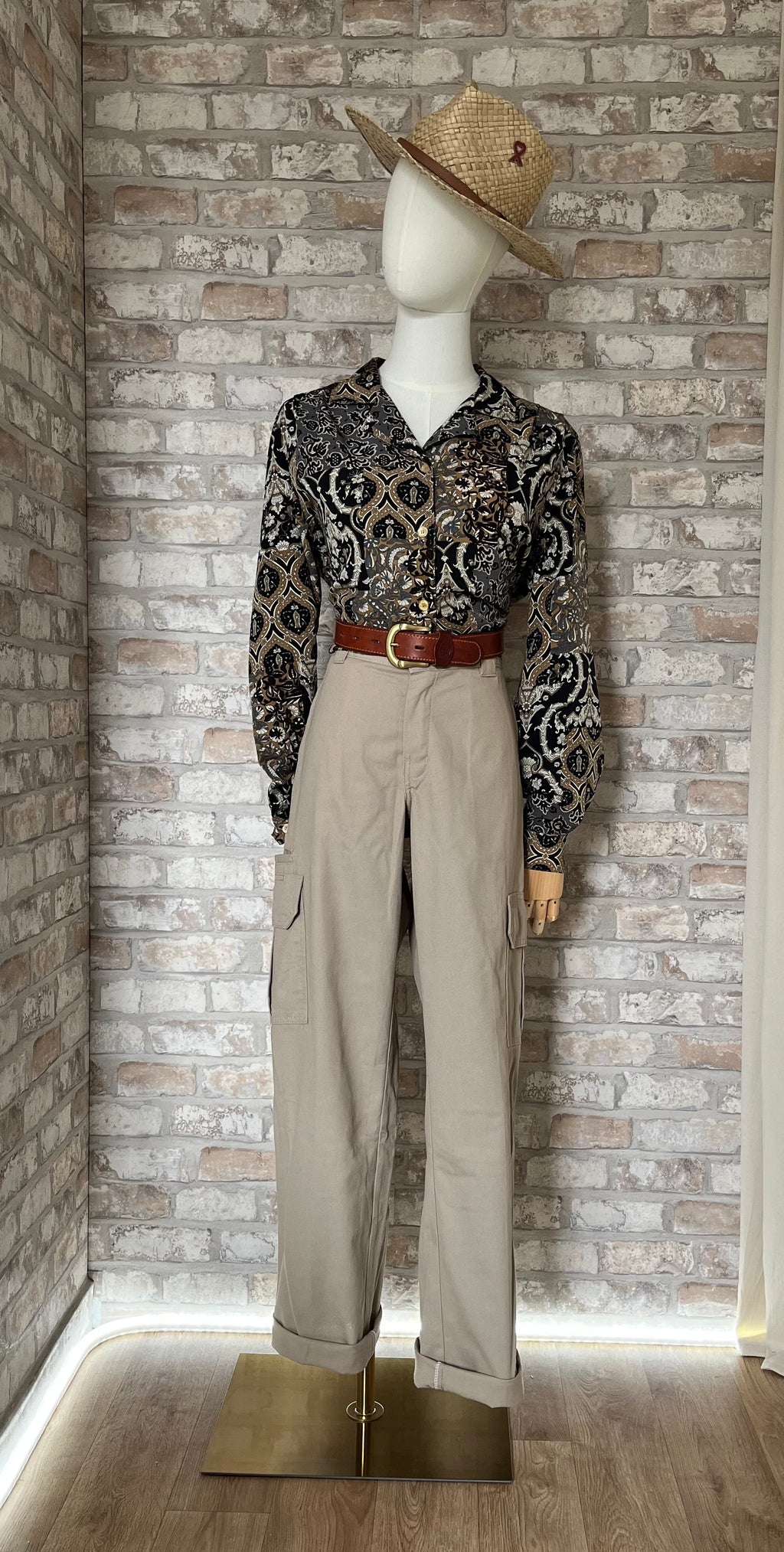 Pantalon Cargo Dickies | Regular Fit - Beige Khaki | Deadstock / Ceinture Vintage | Original El Macho - Cuir Pleine Fleur Cognac / Chemise Vintage 90s | Alfred Dunner | Imprimé Patchwork Paisley & Baroque | USA