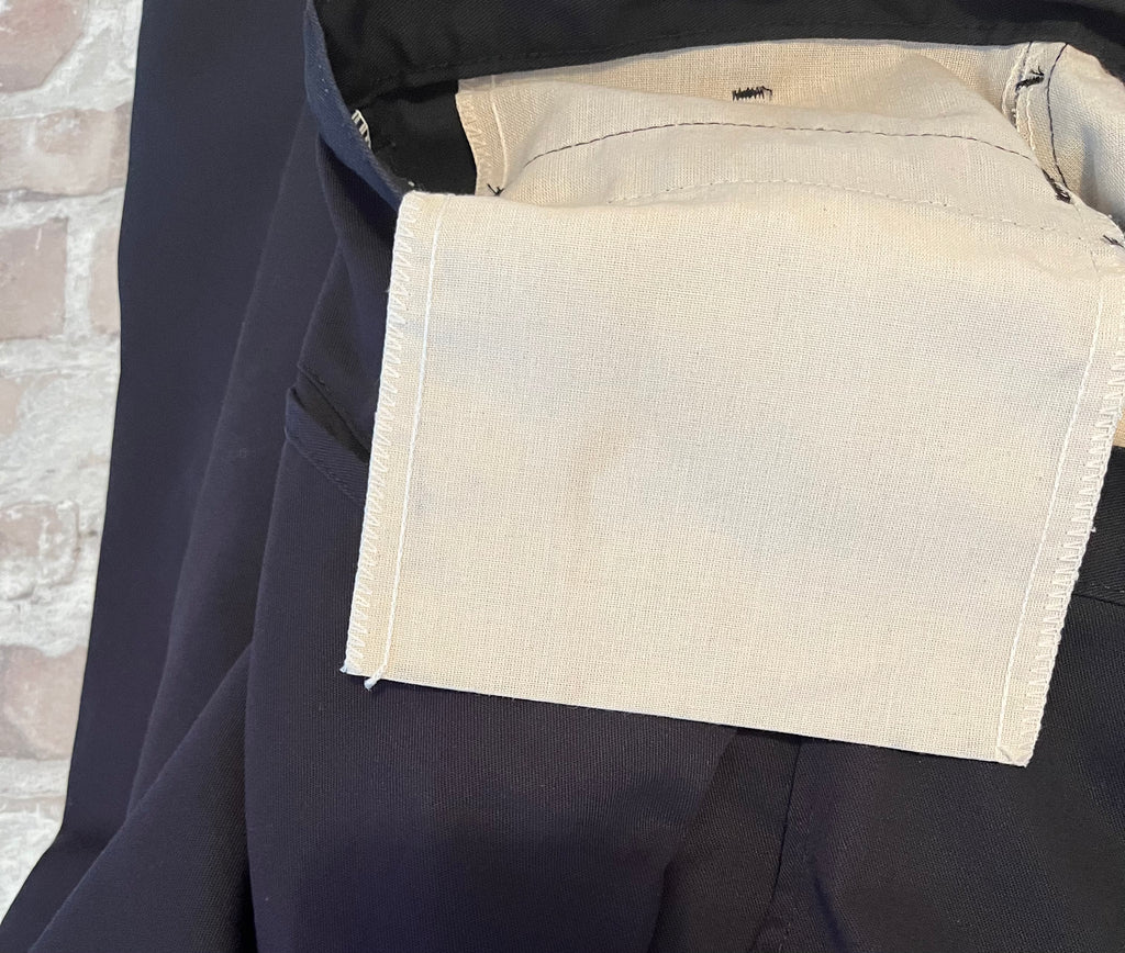 Pantalon cargo Dickies droit noir avec poches latérales à rabats velcro et pli permanent, détails tache poche intérieur