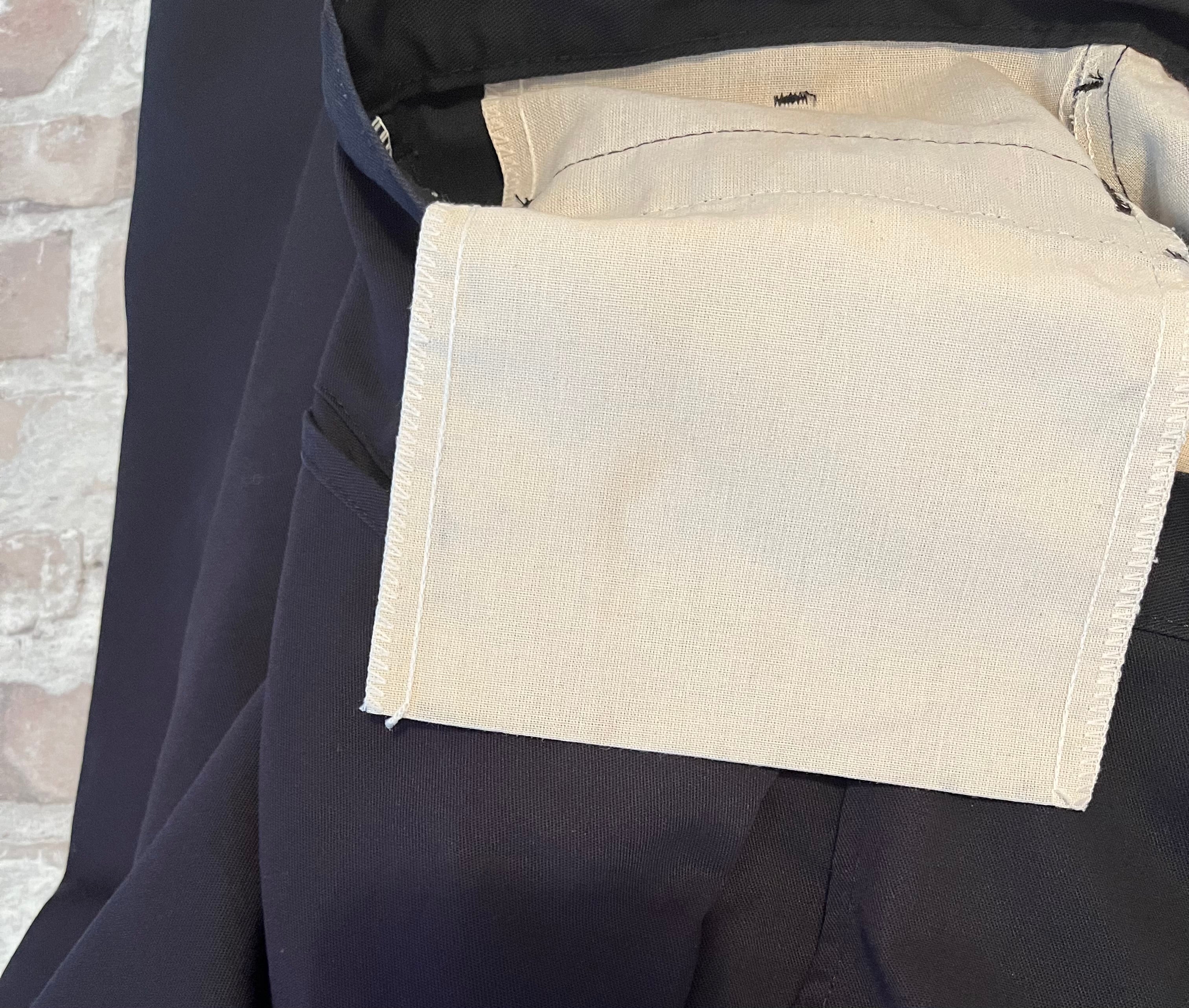Pantalon cargo Dickies droit noir avec poches latérales à rabats velcro et pli permanent, détails tache poche intérieur