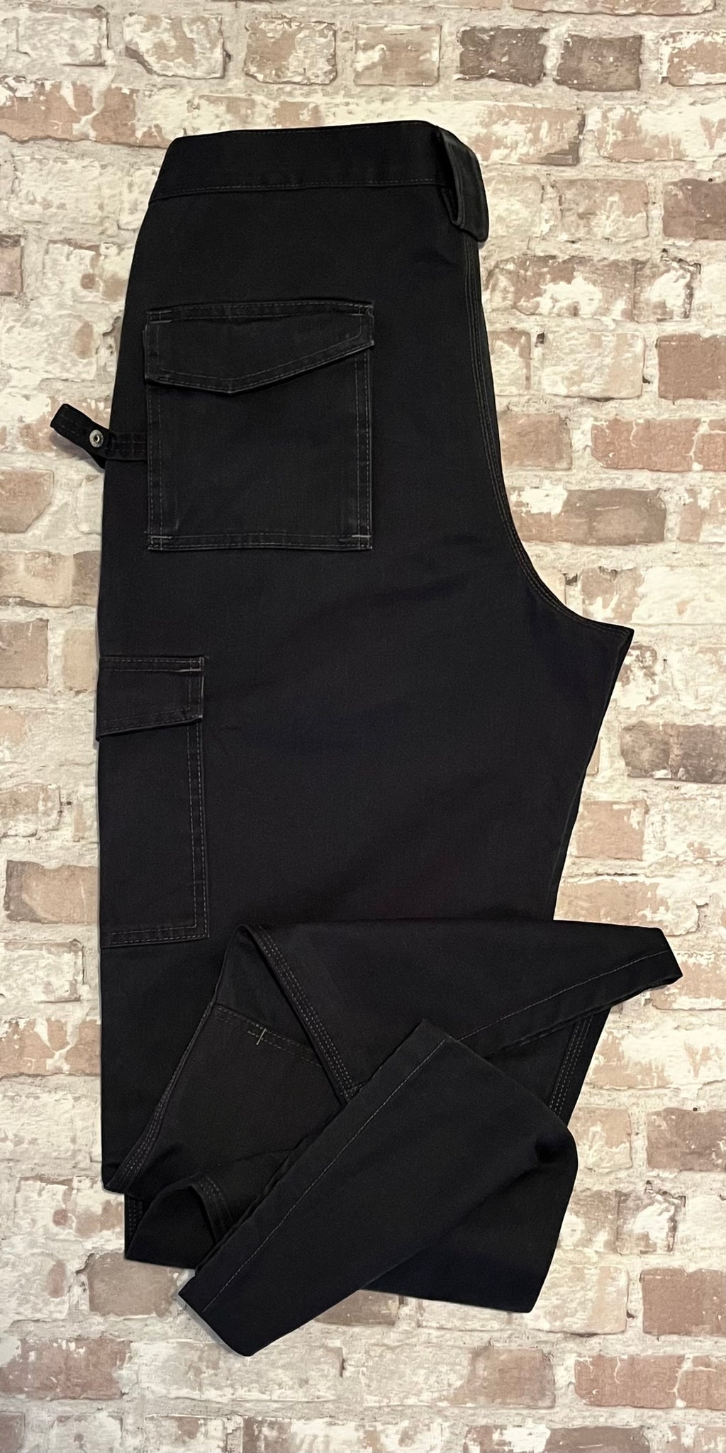 Pantalon cargo technique noir Dickies avec poches utilitaires à rabat et renforts aux genoux, présenté à plat 