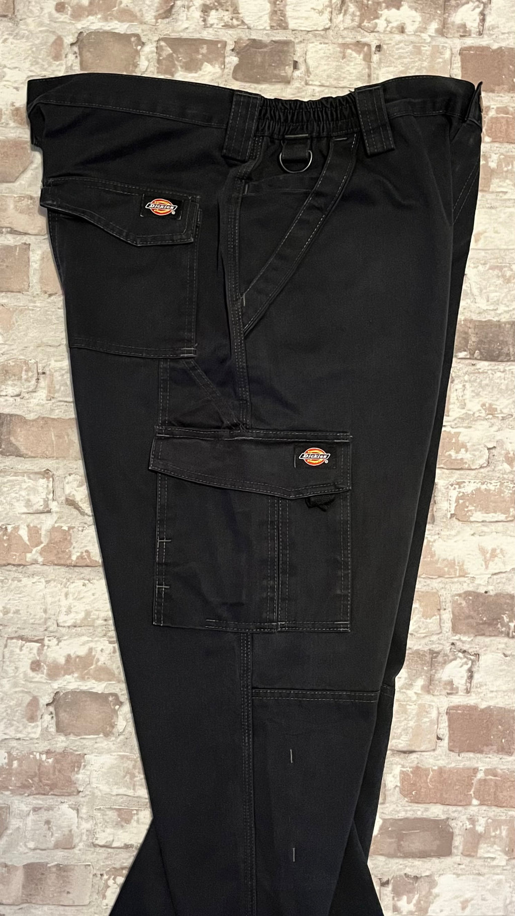 Gros plan sur un pantalon cargo noir Dickies.