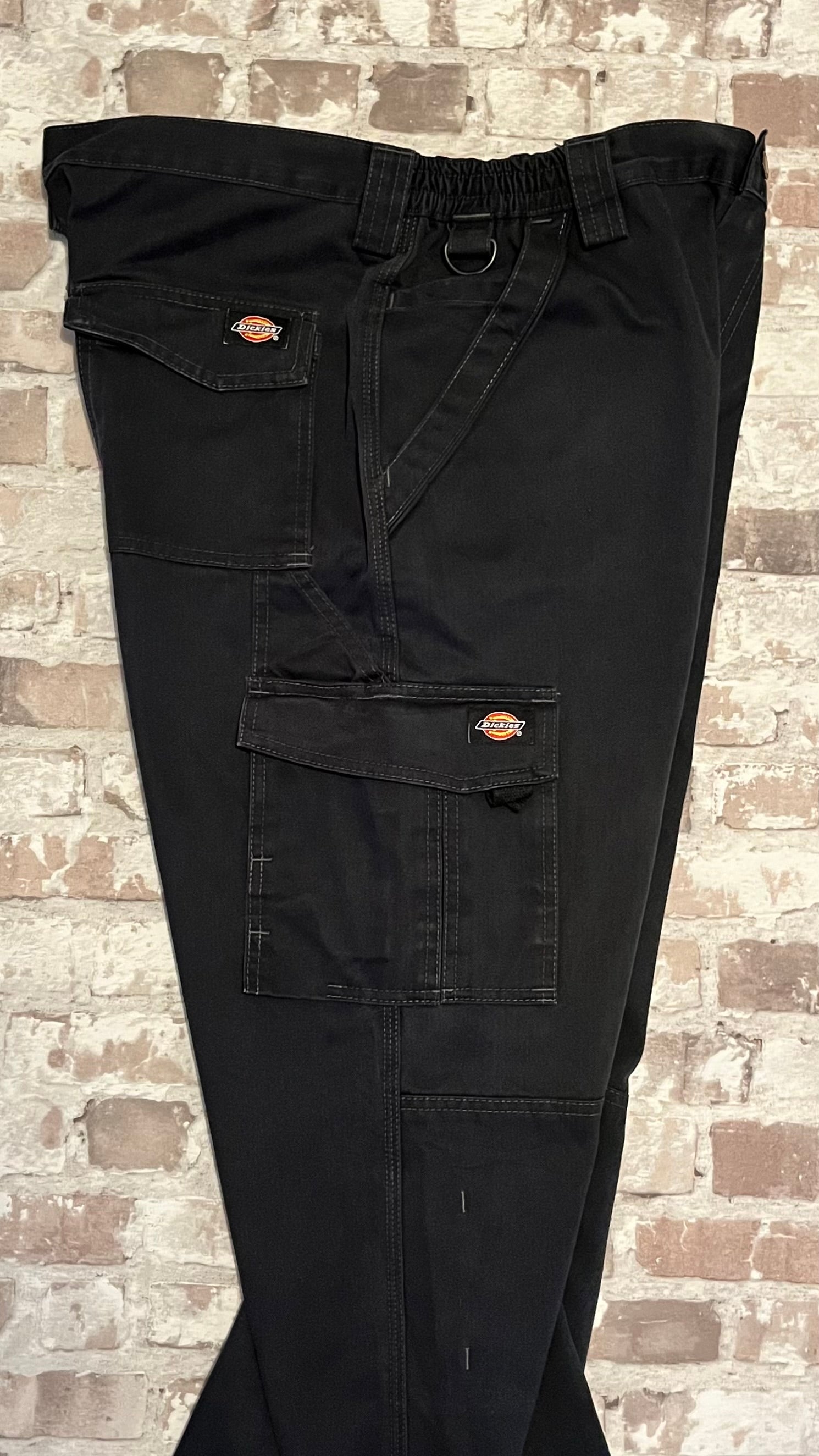 Gros plan sur un pantalon cargo noir Dickies.