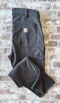 Pantalon de travail gris anthracite femme Carhartt Carpenter avec bas de jambes coupés à cru, présenté à plat 