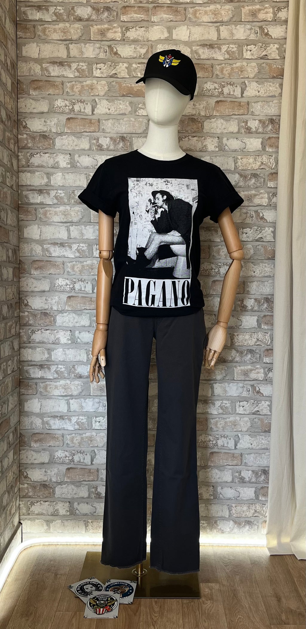 Pantalon Carhartt Carpenter Relaxed Fit - Rugged FlexⓇ | Femme | Asphalt - Shadow | Raw Hem / TShirt Pagano / Casquette Grafitee Goldorak / Patch La Barbuda