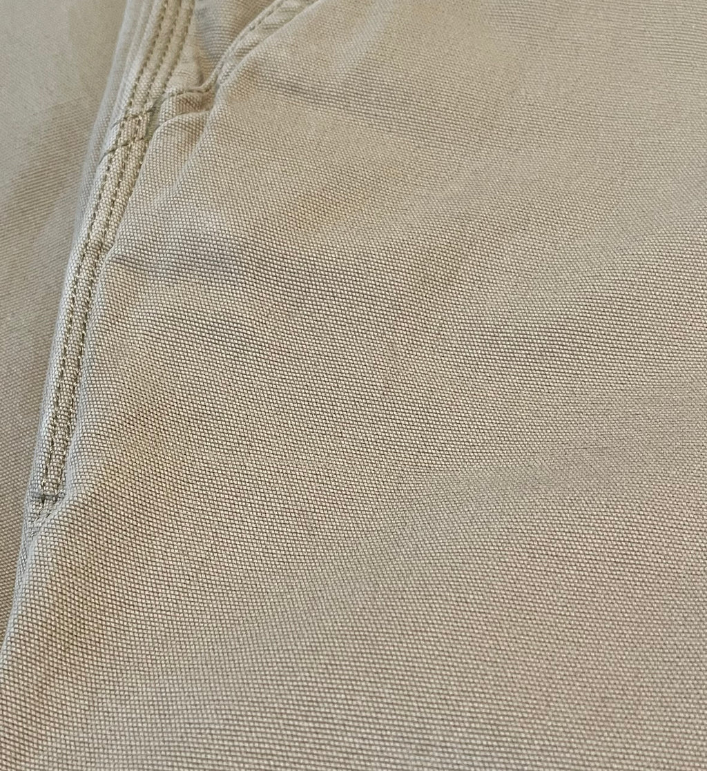 Taches discrètes sur un pantalon de travail beige tan Carhartt Rugged Flex en toile canvas stretch, présenté à plat