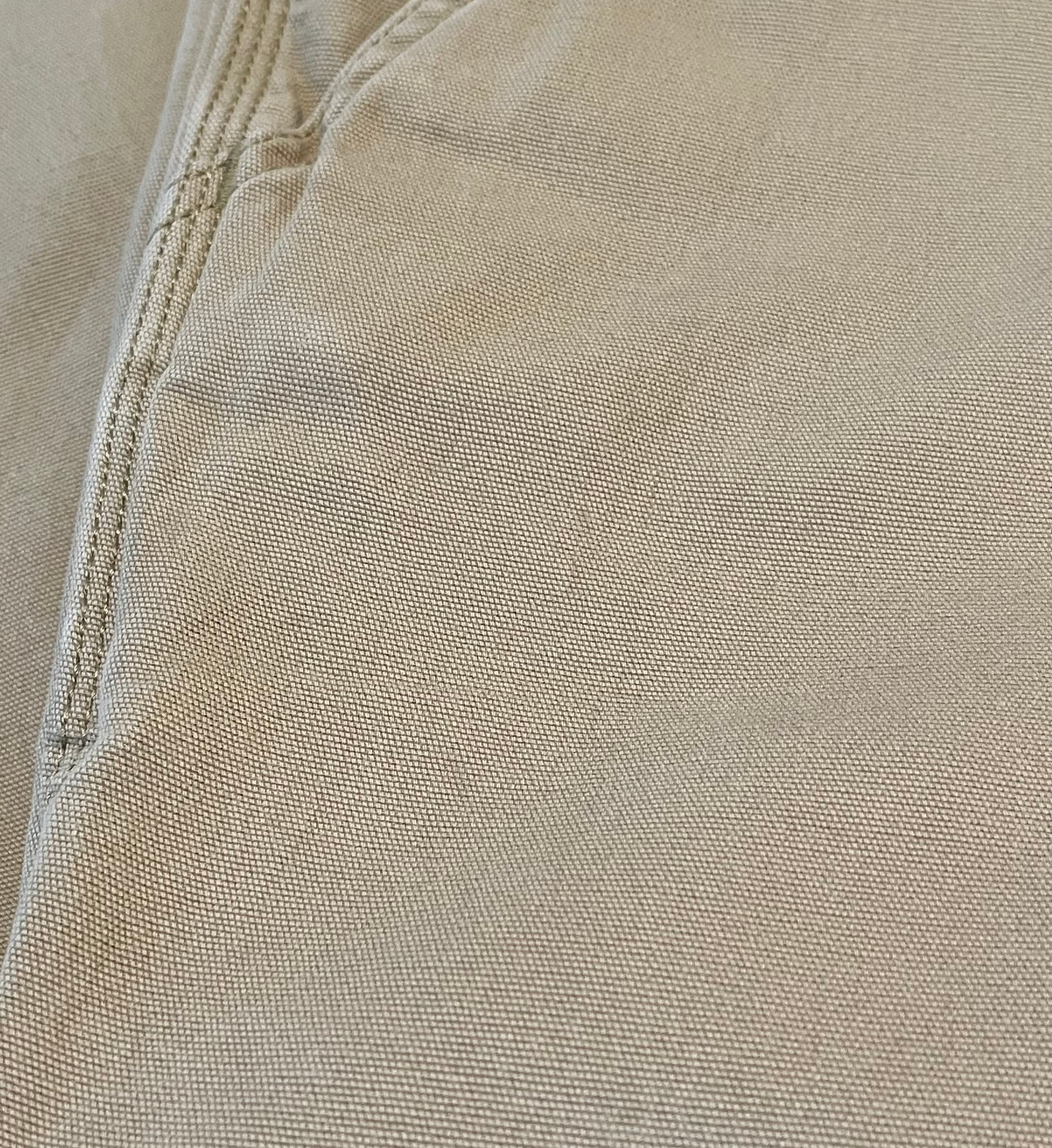 Taches discrètes sur un pantalon de travail beige tan Carhartt Rugged Flex en toile canvas stretch, présenté à plat